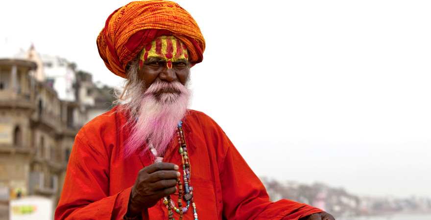 Ein indischer Pilger in traditioneller Kleidung