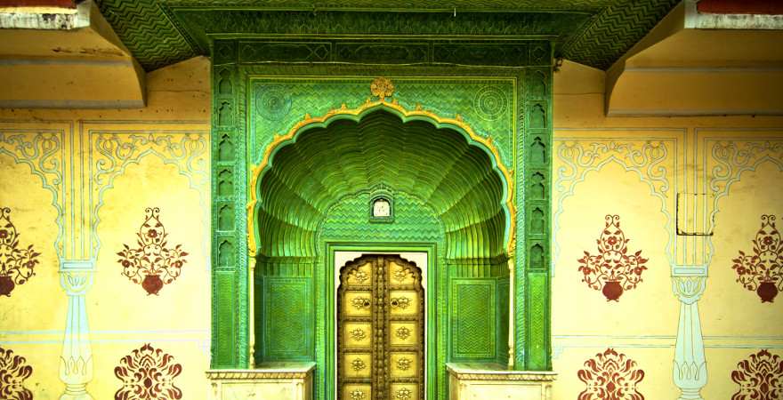 Ein bunt bemalter Innenhof eines Palastes in Jaipur, Indien