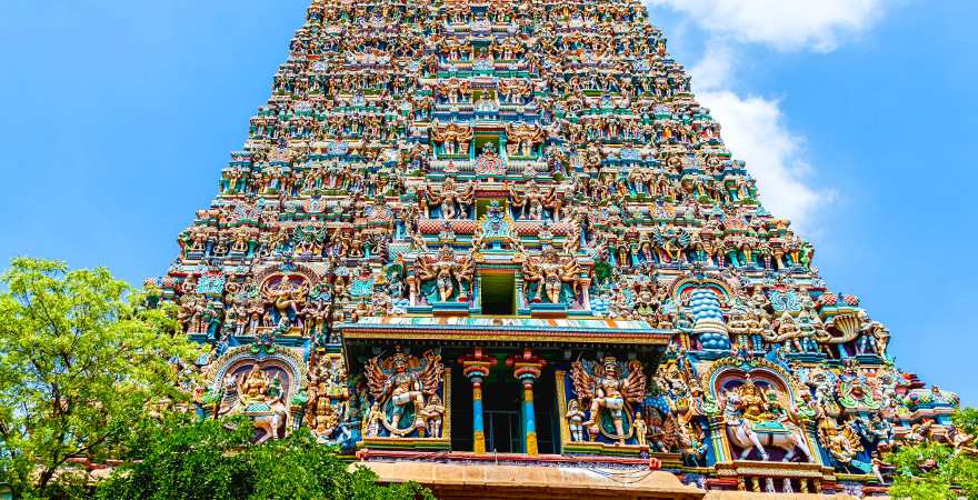 Die Tempel der Hindus sind sehr bunt, wie der Meenakshi Tempel in Madurai, Indien