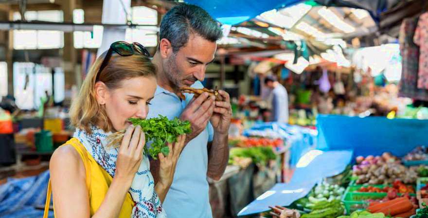 Ein Pärchen an einem Marktstand in Thailand