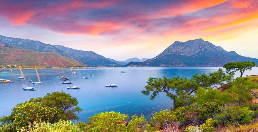 Sonnenuntergang in dramatischen Farben in einer Bucht bei Kemer, Türkei