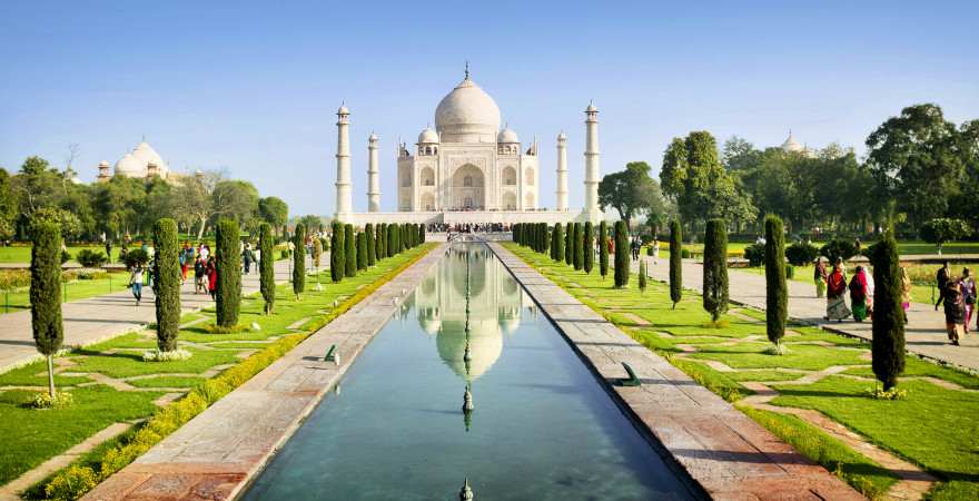 Das Taj Mahal in einem Park mit Wasserkanal in Indien
