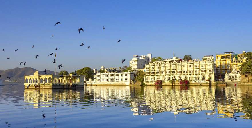 hsisorische Häuser am Seeufer in Udaipur, Indien speigeln sich im Wasser