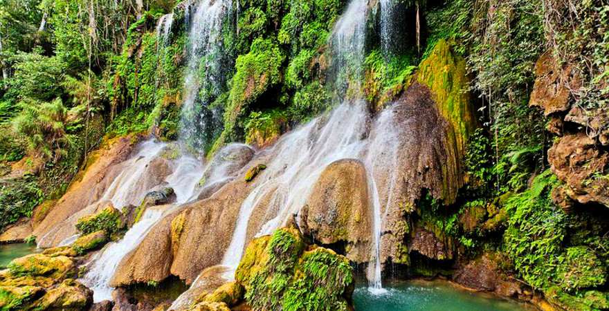 tosender wasserfall im tropischen Regenwald auf Kuba