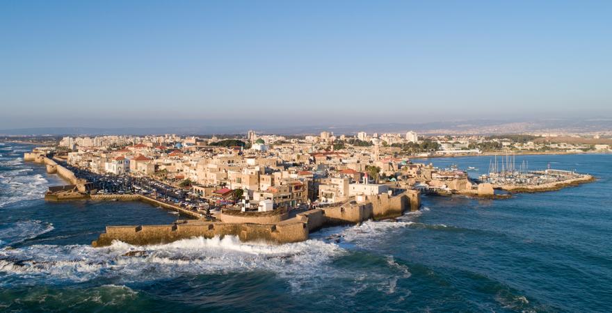 Akkon ist eine Hafenstadt in Israel, zu deren Sehenswürdigkeiten eine Zitadelle der Johanniter zählt