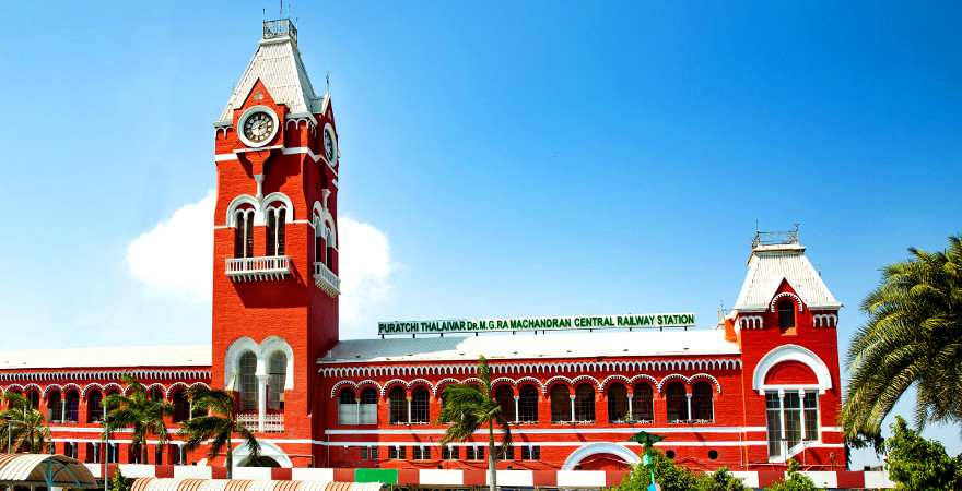 Der Bahnhof von Chennai erstrahlt im leuchtendem Roti