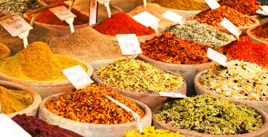 Auf dem Markt "Carmel Market" in Tel Aviv Israel werden bunte Gewürze verkauft