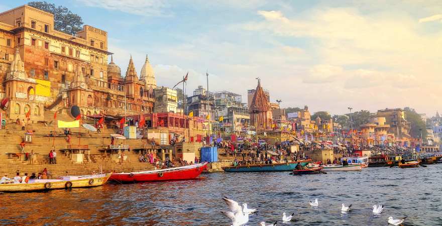 Am Gangesufer in Varanasi leigen die Ghats