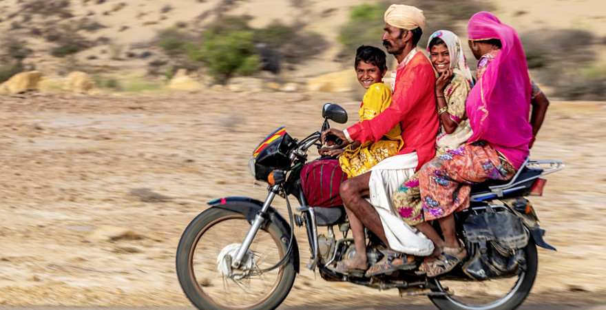 Eine Familie in Indien fährt auf dem Motorrad