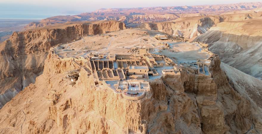 Die Masada ist eine Ausgrabungsstätte auf einem Plateau in den Bergen in Israel über der Wüste