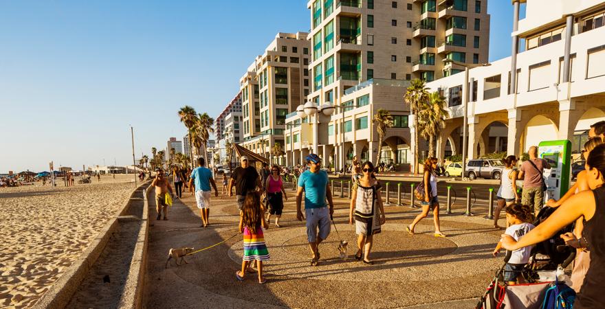 Einwohner und Touristen gehen an der Promenade am Strand von Tel-Aviv in Israel spazieren