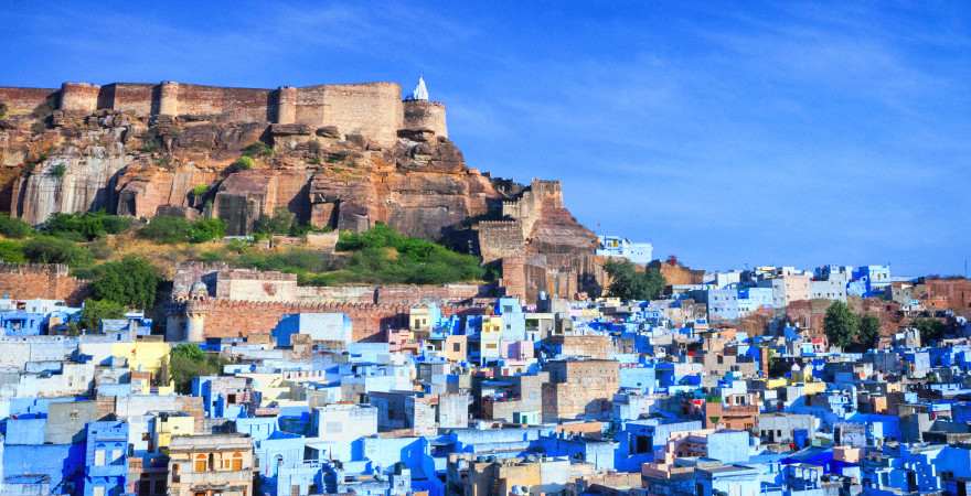 Zu Füßen eines mittelalterlichen Forts liegt die blaue Stadt von Jodhpur in Indien