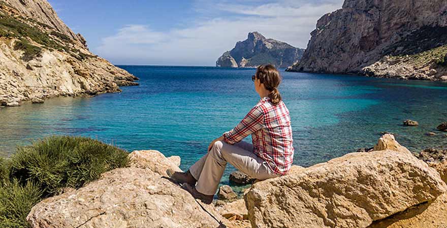Frau blickt aufs Meer auf Mallorca