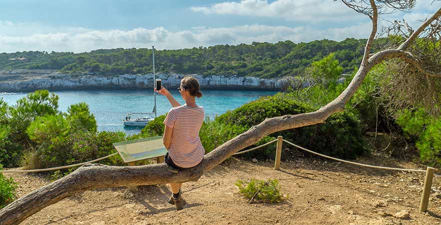 Frau macht ein Bild vom Meer auf Mallorca