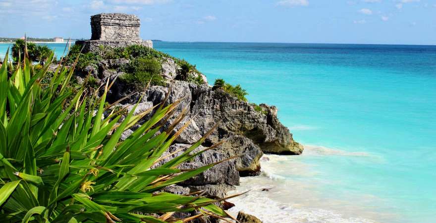 Maya Ruinen vor türkisblauem Meer in Tulum, Mexiko