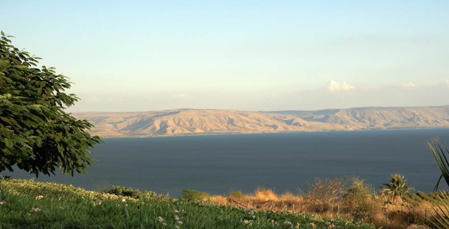Der See Genezareth im Norden von Israel ist ein Süßwassersee