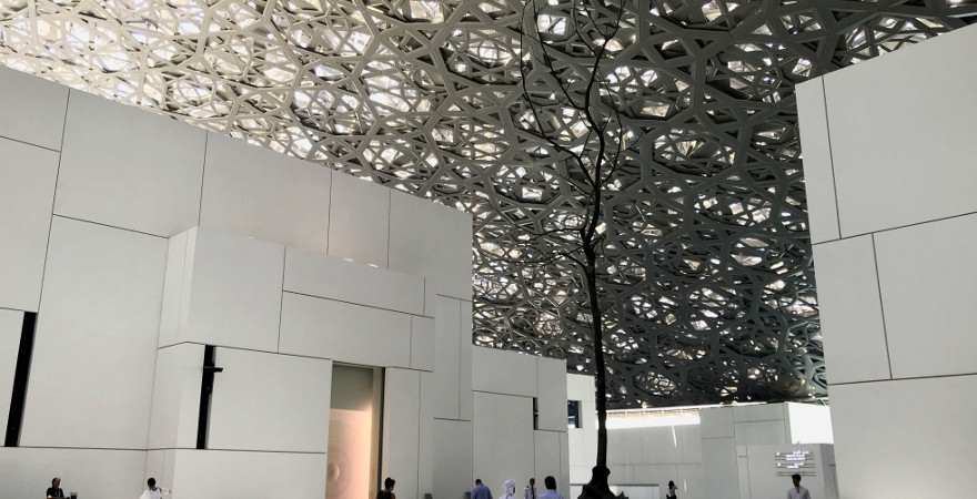 Das kunstvoll gestaltete Dach des Louvre Abu Dhabi