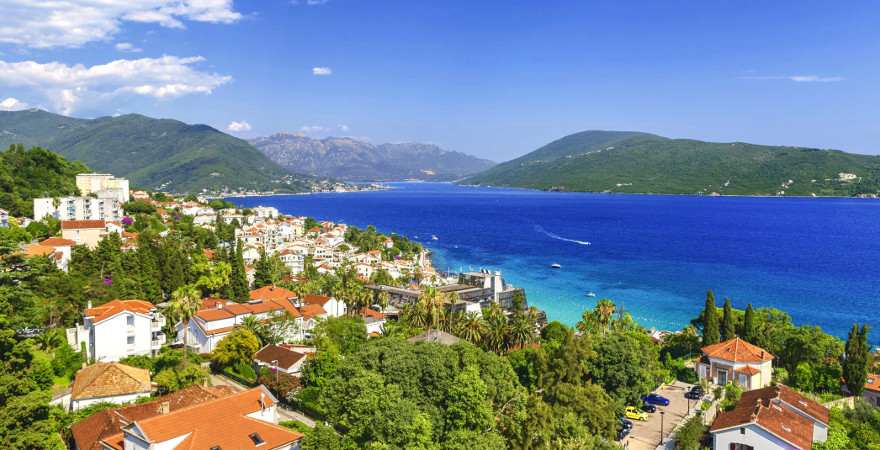Eine Stadt am Berg vor einer wunderschönen Bucht