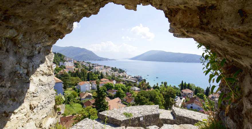 Blick druch einen Felsbogen auf Herceg Novi