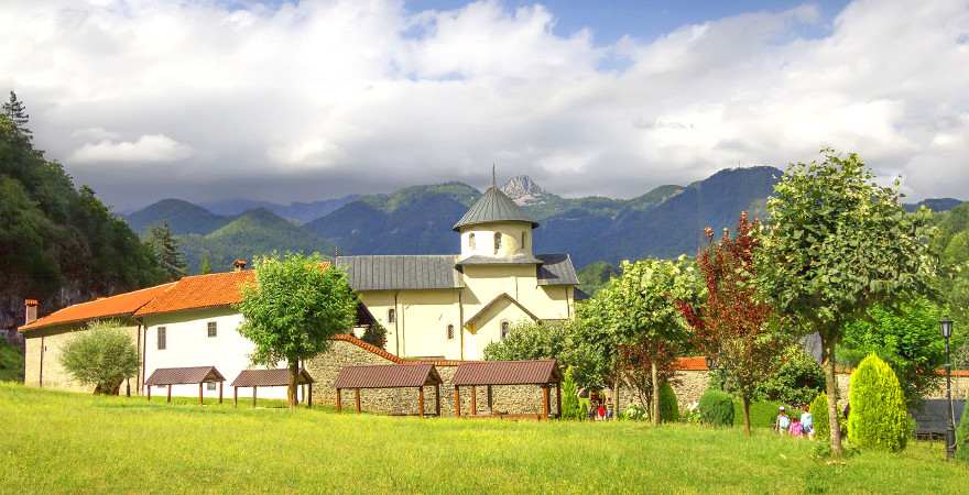Ein Kloster inmitten von Bergen in Montenegro