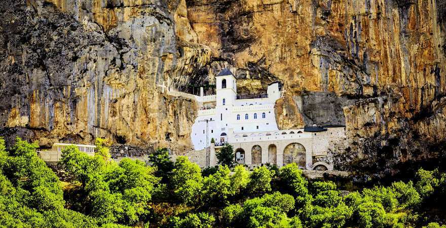das weiße Kloster Ostrog wurde in den Fels gebaut