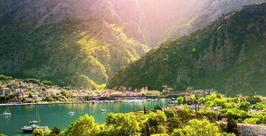 Blick auf Kotor-Stadt am Fuß der Berge