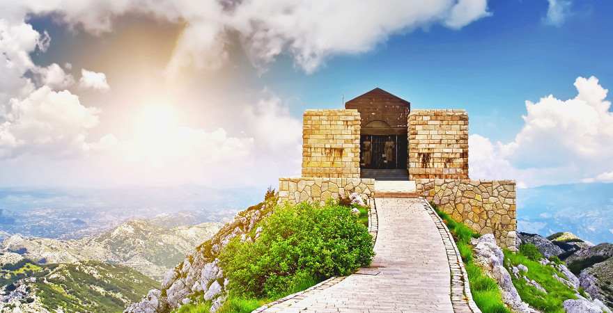 Ein Mausoleum auf einem Berg in Montenegro
