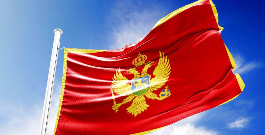Die rote Flagge Montenegros mti dem gelben Doppelkopfadler