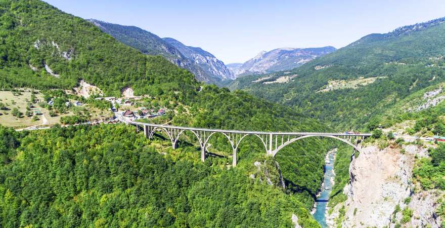 Brücke über ein grünes Flusstal in den Bergen Montenegros