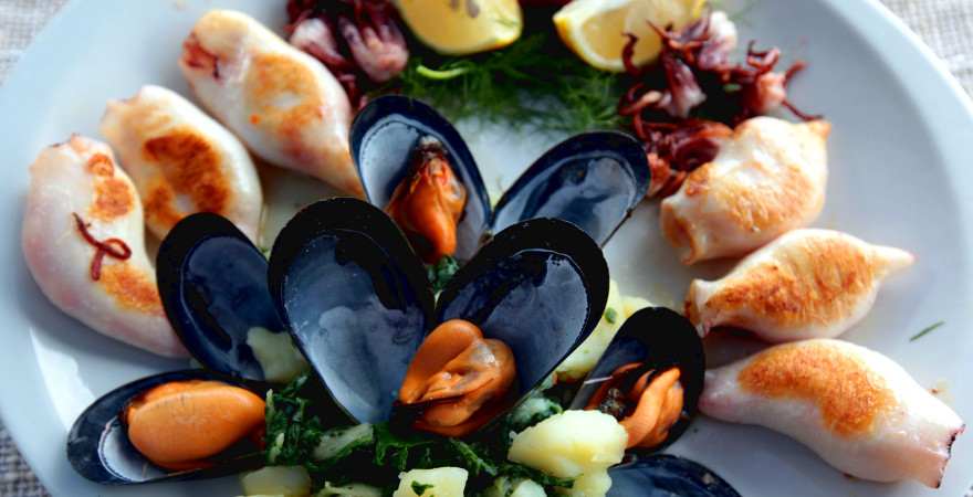 Meeresfrüchteplatte mit Muscheln und Tintenfisch