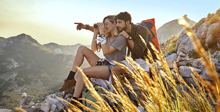 Ein Paar genießt die Aussicht auf die Berge beim Wandern