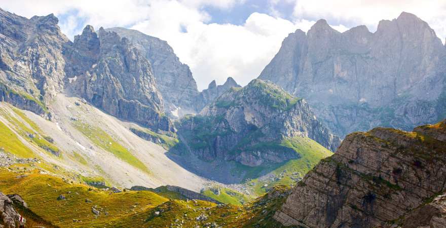 Ein alpines Hochtal mit felsigen Gipfeln