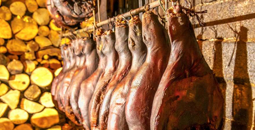 Geräucherte Schinken aufgereiht an einer Stange