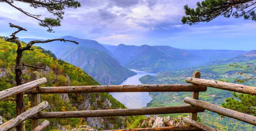 Ausblick auf eine grünes Flusstal im Durmitor Nationalpark in Montenegro