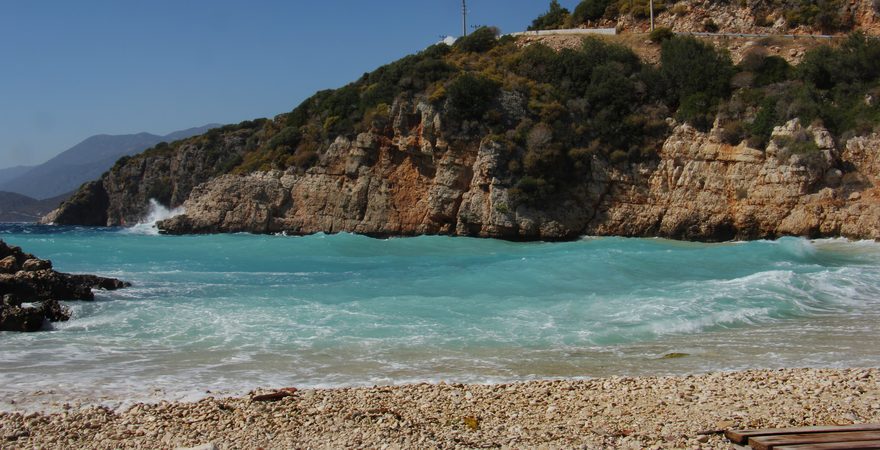 Der Big Pebble Beach bei Kas in der Türkei besteht aus großen hellen Kieselsteinen, Felsen und sehr klarem Meer