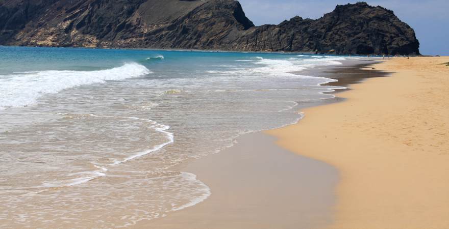 Der Strand bei Calheta auf Madeira mit Blick auf das Meer und Felsen