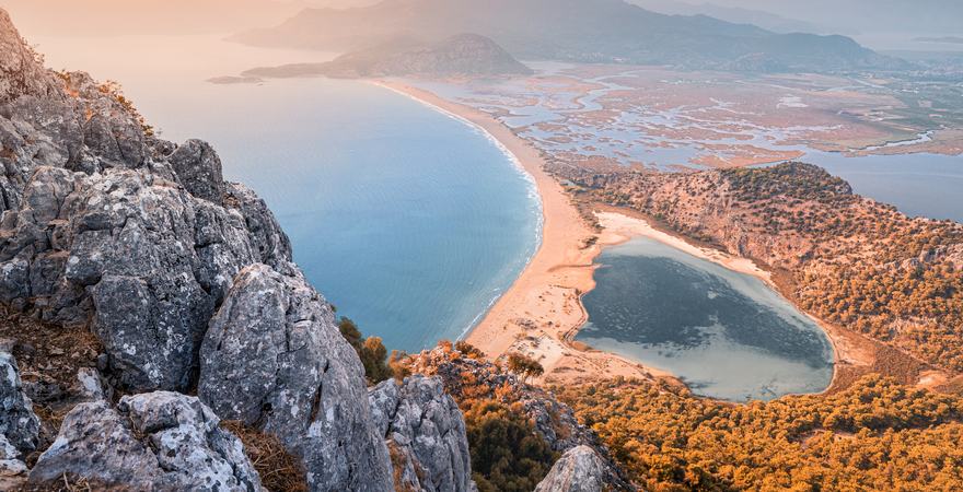 Der Itzutzu Strand bei Dalyan liegt zwischen Meer und Fluss, wodurch kleine Inseln entstehen