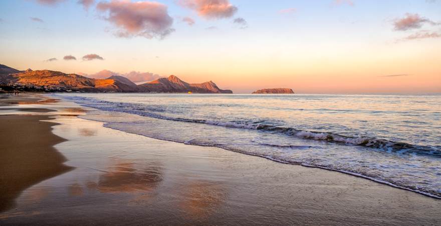 Der Sandstrand der Insel Santo Porto bei Madeira Portugal