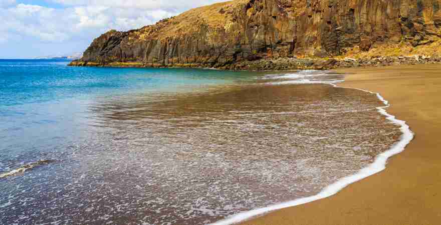 Prainha Beach Sandstrand von Felsen umgeben auf der Insel Madeira Portugal