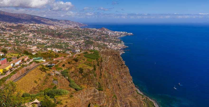 Ein Blick auf die Insel Madeira und das Meer vom Aussichtspunkt Cabo Girao