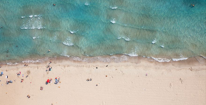 Der Strand der Insel Suluada in der Türkei mit weißem Sand und türkis blauem Meer