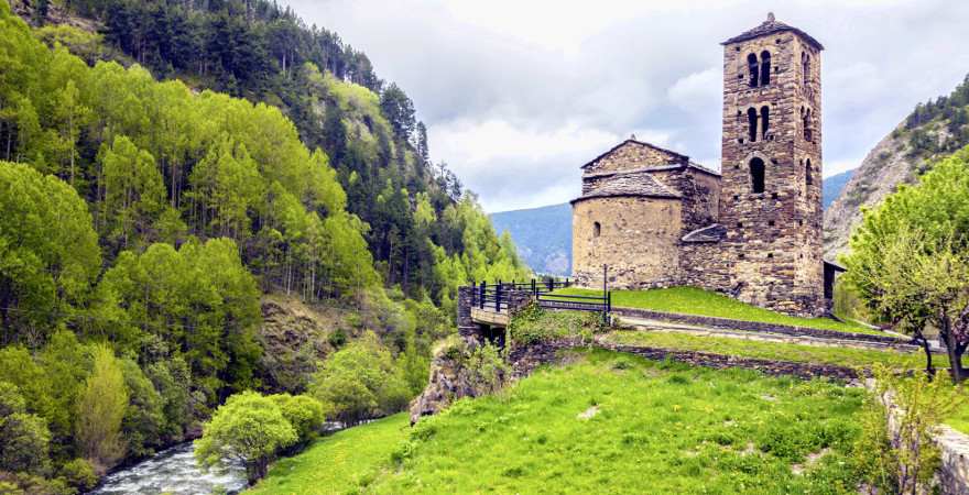 einen alte kirche in einem Tal in Andorra