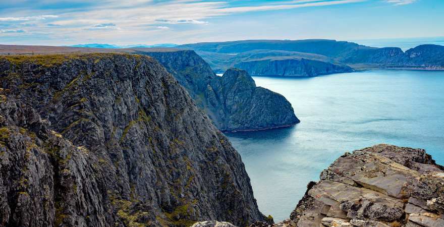 Blick von einer Klippe am Nordkapp auf das arktische Meer