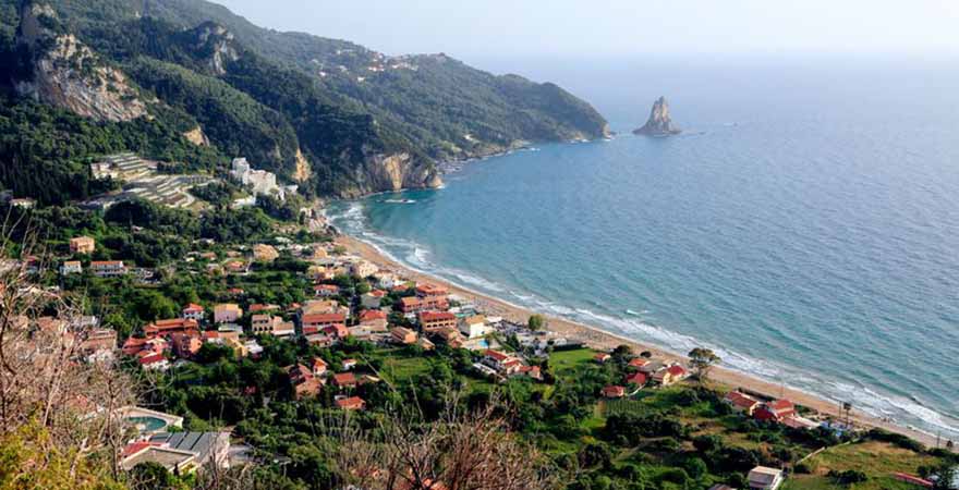 Blick über die Bucht von Agios Gordios in Griechenland