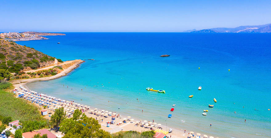 Der berühmte Sandstrand von Almyros, nahe dem einsamen Strand von Acharavi in Griechenland