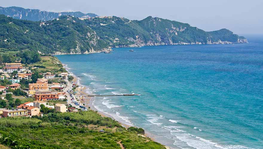 Typische Bucht am kleinen Fischerdorf Arillas