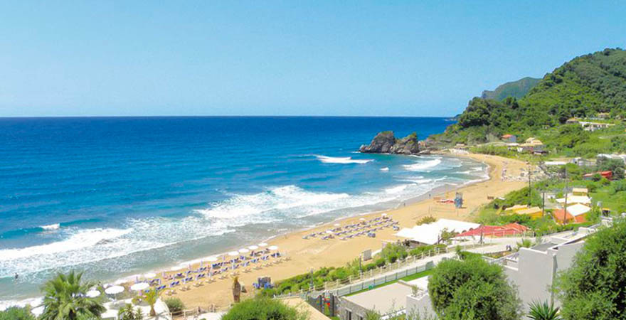 Strandblick von Mayor Pelekas Monastery in Griechenland