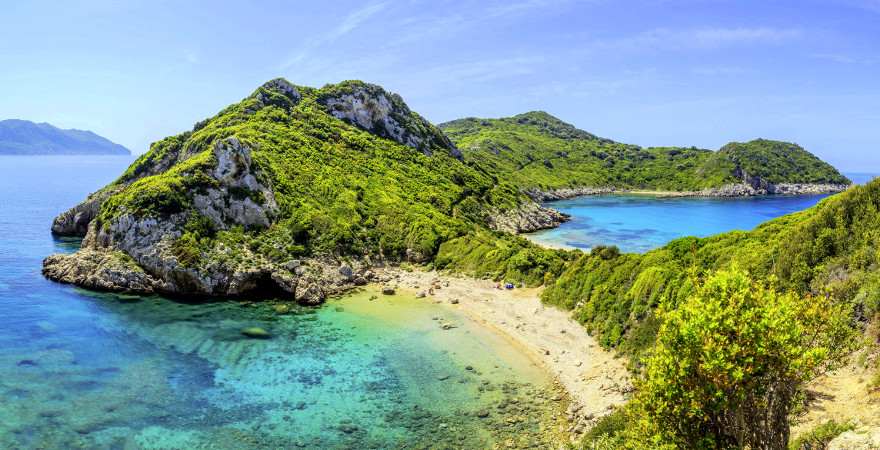An einer grünen Halbinsel auf Korfu liegt ein Traumstrand