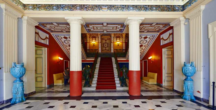 Der Treppenaufgang im Achilleon Palast auf Korfu