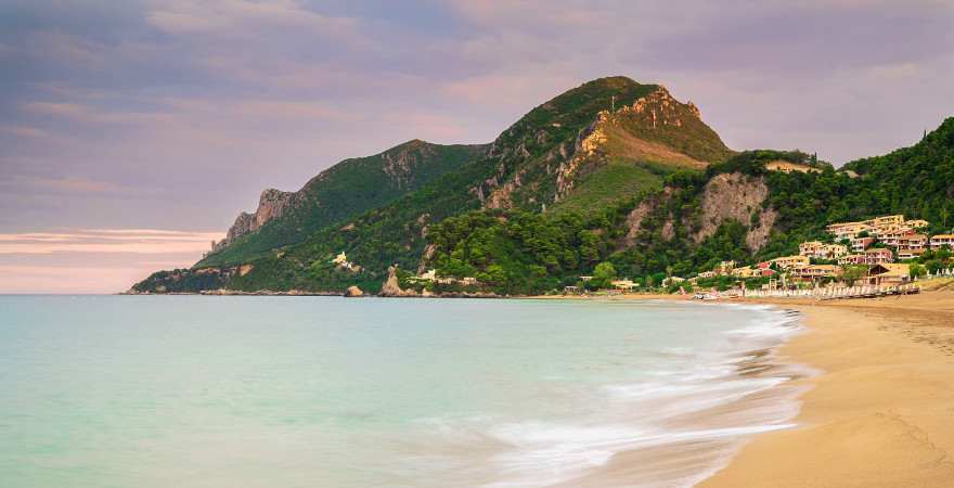 Der Glyfada Beach am Fuss eines Hügels im Morgenlicht